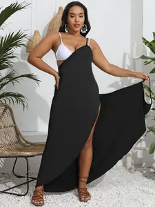 Elegantes unregelmäßiges Strandkleid in Übergröße mit schwarz-weißen Kreuzträgern