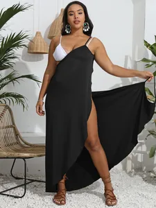 Schwarzes Strandkleid in Übergröße mit unregelmäßigem Saum und Multi-Way-Design.