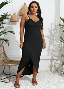 Schwarzes Wickelkleid in Übergröße mit unregelmäßigem Saum und Spaghettiträgern