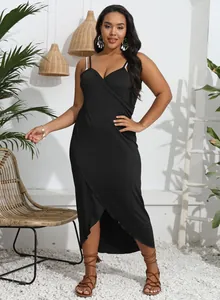 Schwarzes Wickelkleid in Übergröße mit unregelmäßigem Saum und Trägern für den Strand.