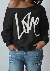 Detailansicht des LOVE-Buchstaben-Aufdrucks auf diesem schwarzen schulterfreien Sweatshirt.