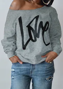 Detaillierte Nahaufnahme eines grauen schulterfreien Sweatshirts mit LOVE-Aufdruck