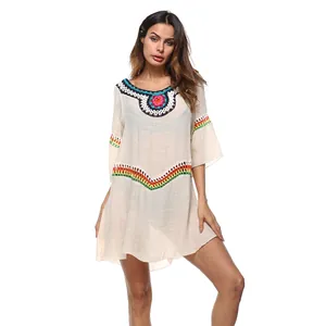 Detalle del vestido playero boho para mujer con ribetes de ganchillo de colores.