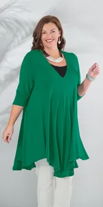 Elegantes grünes V-Ausschnitt Plus Size Kleid mit unregelmäßigem Saum an einem Modemodell