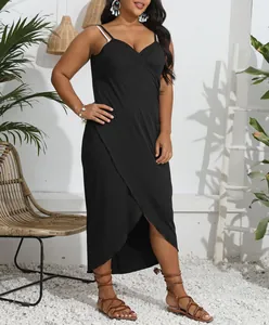 Schwarzes Wickelkleid in Übergröße mit unregelmäßigem Saum und Trägern für den Strand.