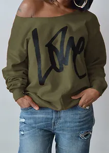 Nahaufnahme des olivgrünen Sweatshirts mit schulterfreiem Design und schwarzem LOVE-Print