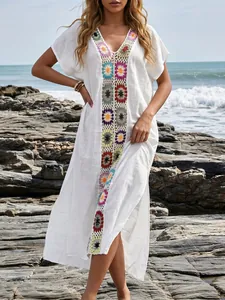 Gedetailleerde macro-weergave van kleurrijk gehaakt bloemenpatchwork op een witte strandhoes