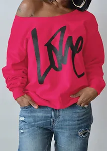 Detailansicht des roten schulterfreien Sweatshirts mit schwarzem LOVE-Textdruck