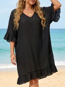 Elegante vestido de playa negro con cuello en V y volantes en mangas y dobladillo