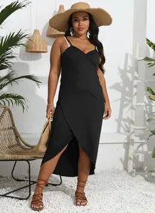 Schwarzes Wickelkleid in Übergröße mit asymmetrischem Saum für den Sommerstrand