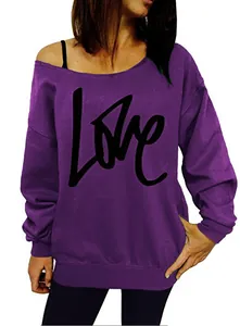 Detailansicht eines lila schulterfreien Sweatshirts mit stylischem schwarzen LOVE-Print