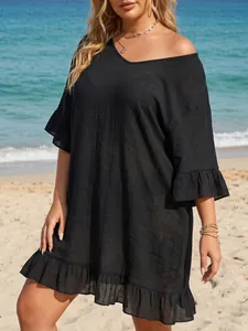 Vista de detalle de un vestido playero negro holgado con volantes y escote en V