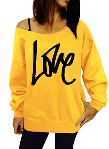 Nahaufnahme eines sexy schulterfreien gelben Sweatshirts mit großem schwarzen LOVE-Aufdruck.
