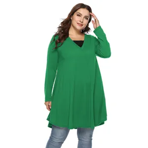 Vorderansicht grünes V-Ausschnitt Langarm-Kleid in Übergröße im Lagen-Look