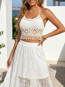 Primer plano del top de ganchillo blanco con elegantes borlas de perlas decorativas