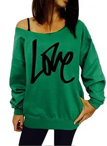 Nahaufnahme des schulterfreien grünen Sweatshirts mit dem schwarzen LOVE-Schriftdruck