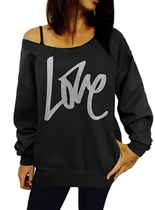Detail eines schwarzen schulterfreien Sweatshirts mit weißem LOVE-Buchstabenaufdruck