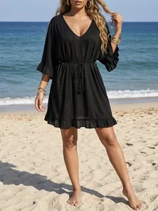 Elegante vestido de playa negro con cuello en V, mangas con volantes y cordón borla