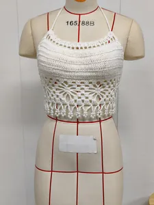 Detalle de top halter blanco tejido a mano con borlas de perlas