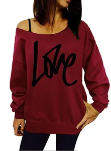 Detail eines weinroten schulterfreien Sweatshirts mit großem schwarzem LOVE-Print.