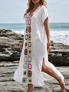 Boho witte strand-cover-up met kleurrijke gehaakte bloemen en zijsplit