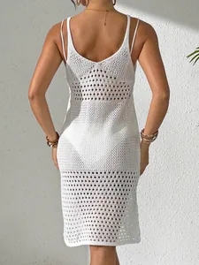 Vista trasera de un vestido playero de ganchillo blanco calado para cubrir el bikini