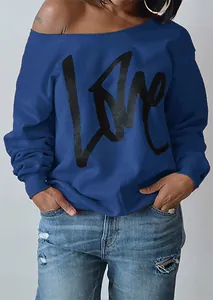 Detailansicht des blauen schulterfreien Sweatshirts mit markantem schwarzen LOVE-Schriftzug
