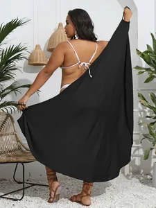 Rückansicht eines schwarzen, unregelmäßigen Strandkleids an einem Plus-Size-Modell