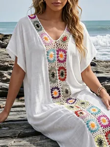 Bohemian witte strandcover-up met kleurrijke handgehaakte bloemendetails erop