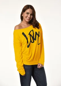 Detailansicht des gelben schulterfreien Sweatshirts mit schwarzem Love-Aufdruck