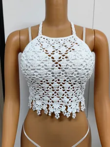 Vue détaillée du haut dos nu en crochet blanc avec d'élégantes franges de perles