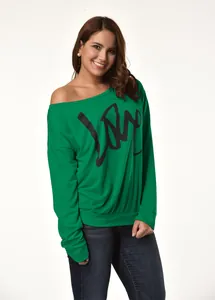 Detailansicht eines grünen schulterfreien Sweatshirts mit dem LOVE-Buchstabendruck