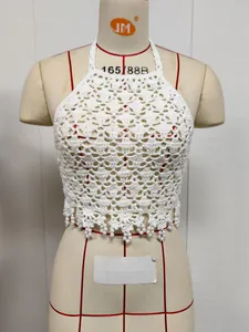 Vue détaillée d'un haut licou blanc crocheté à la main pour femmes avec franges de perles