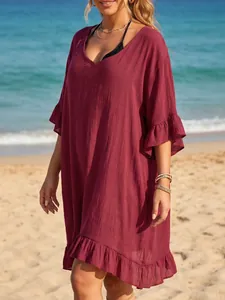 Elegante vestido de playa granate para mujer con escote en V profundo y detalles de volantes.