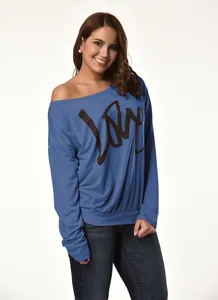 Detailansicht eines blauen schulterfreien Langarm-Sweatshirts mit LOVE-Buchstaben