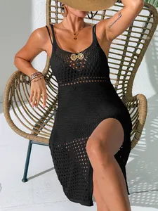 Vestido playero negro de ganchillo con hebilla de concha metálica y abertura lateral alta