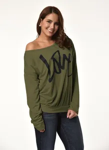 Detail eines dunkelgrünen schulterfreien Sweatshirts mit großem LOVE-Aufdruck.