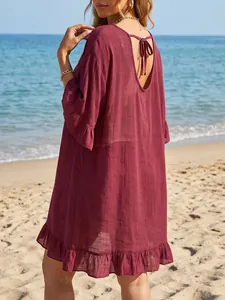 Vista trasera de vestido playero granate con dobladillo de volantes y espalda en V con lazo