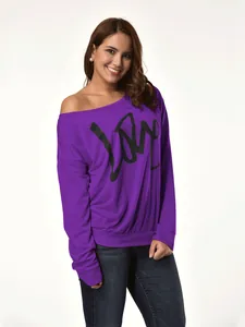 Detail des lila schulterfreien Langarm-Sweatshirts mit schwarzem Love-Schriftzug.