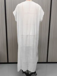 Detail van de ademende witte semi-transparante lange strandjurk cover-up voor dames