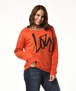 Detailaufnahme eines orangefarbenen Sweatshirts mit schwarzem LOVE-Aufdruck und weitem Ausschnitt