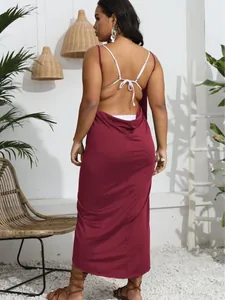 Elegantes dunkelrotes Wickelkleid in Übergröße für den Strand, asymmetrischer Schnitt.