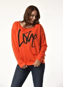 Detailansicht des orangefarbenen Off-Shoulder-Sweatshirts mit markantem schwarzem LOVE-Aufdruck.
