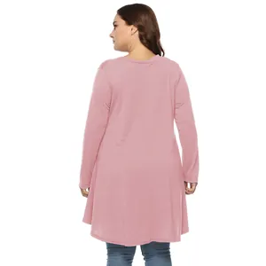 Detaillierte Rückansicht eines rosa Langarmkleids in Übergröße mit fließendem Saum