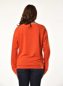 Detaillierte Rückansicht eines orangefarbenen Damen-Sweatshirts mit tiefen Schultern