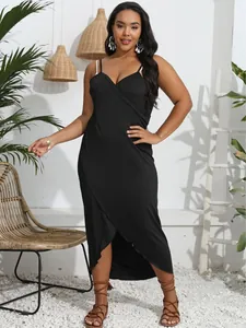 Schwarzes Wickelkleid in Übergröße für den Strand, unregelmäßiger Saum, Multiway-Stil.