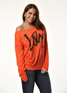 Detailansicht des orangefarbenen Off-Shoulder-Sweatshirts für Damen mit LOVE-Aufdruck