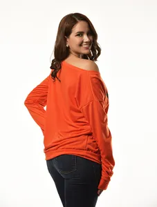 Detailierte Rückansicht eines leuchtend orangefarbenen schulterfreien Sweatshirts für Damen
