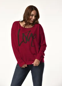 Detailansicht eines roten Sweatshirts mit markantem schwarzem LOVE-Aufdruck auf der Front.