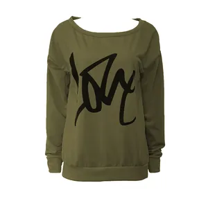Schulterfreies olivgrünes Sweatshirt mit auffälligem schwarzem LOVE-Grafikdruck